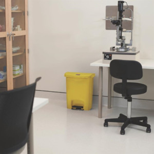 Poubelle Jaune 30L Rubbermaid - Pedal Frontal Ultra Resistente
