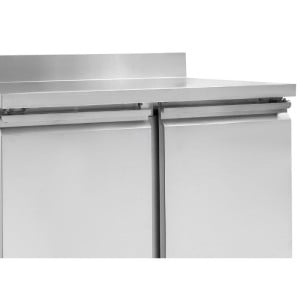 Mesa Refrigerada Positiva GN 1/1 com Respaldo e 2 Portas Dynasteel: Armazenamento e Durabilidade.