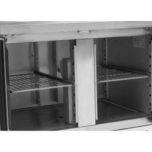 Mesa Refrigerada Positiva GN 1/1 com Respaldo e 2 Portas Dynasteel: Armazenamento e Durabilidade.