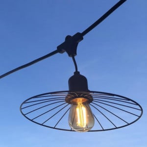 Guirlanda de Luz Externa com Abajur de Aço e Lâmpada de Filamento - Chic Cage Light - Lumisky