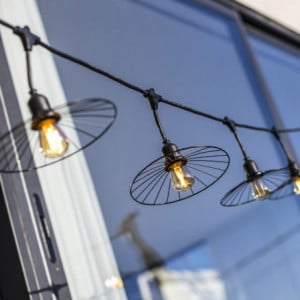 Guirlanda de Luz Externa com Abajur de Aço e Lâmpada de Filamento - Chic Cage Light - Lumisky