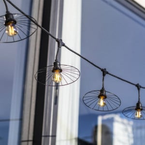Guirlanda de Luz Externa com Abajur de Aço e Lâmpada de Filamento - Chic Cage Light - Lumisky